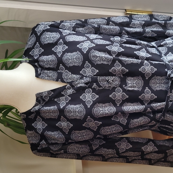 Rose & Olive Dresses & Skirts - Rose and Olive Tiered Hemline Vee Neckline Graphic Print Dress - Size Medium